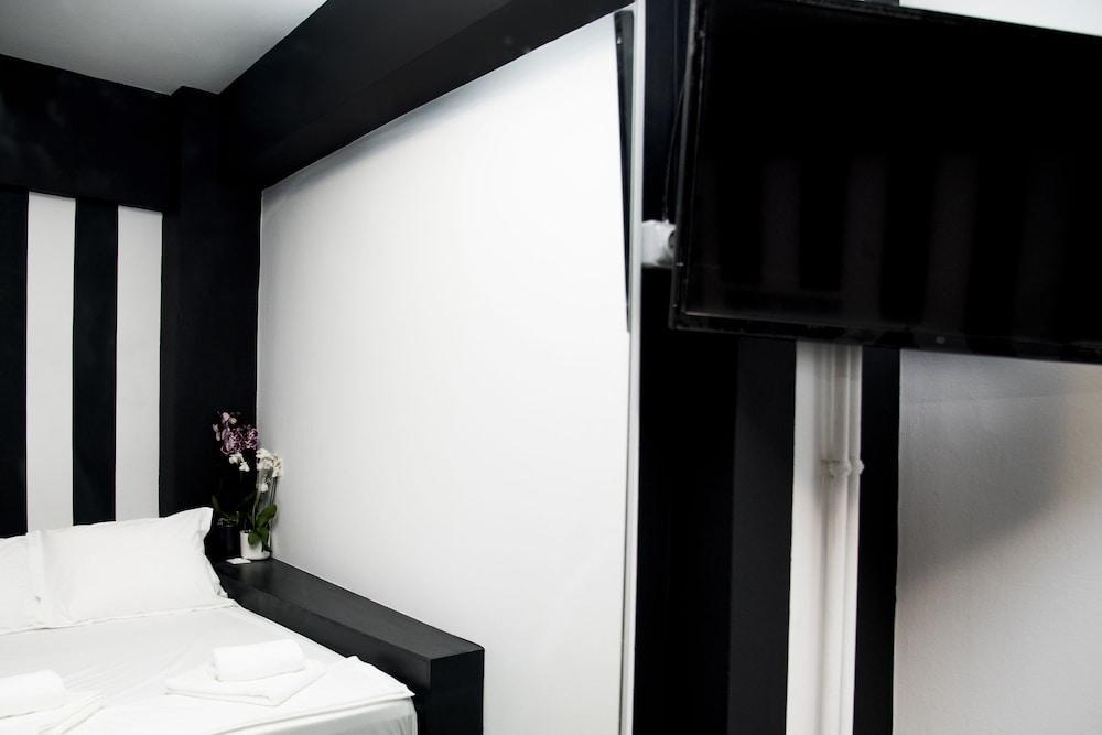Home Plus Eleutheria Budget Room เอเธนส์ ภายนอก รูปภาพ